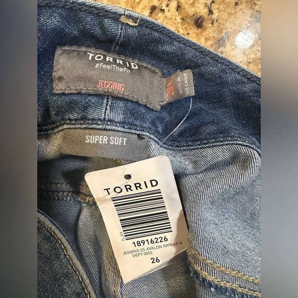 Torrid feel the fit super soft high rise distressed denim jeggings plus size 28R - Picture 2 of 7